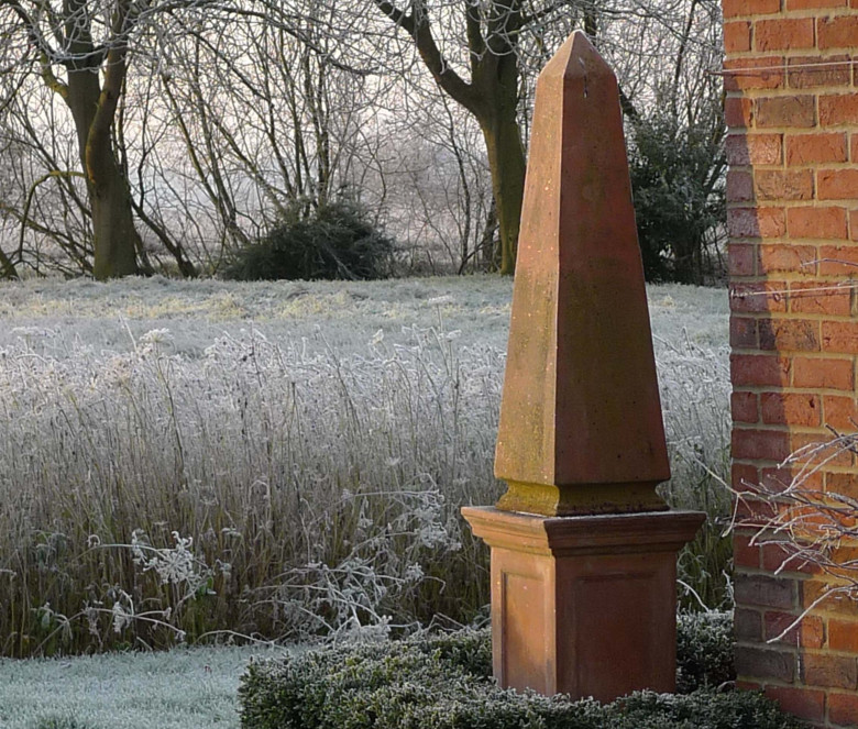 Obelisk und seine Basis