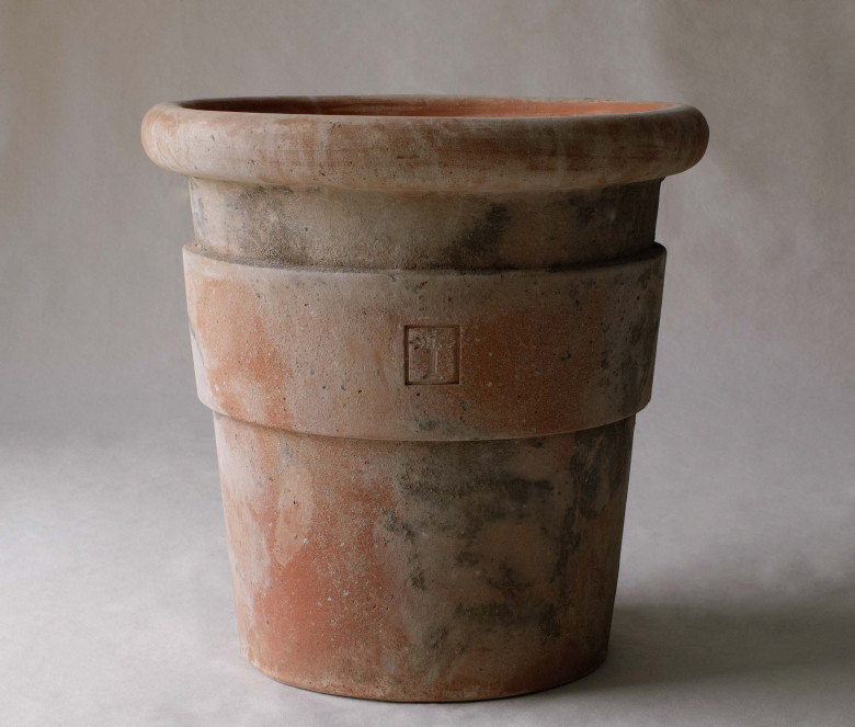 Stemma terracotta pot