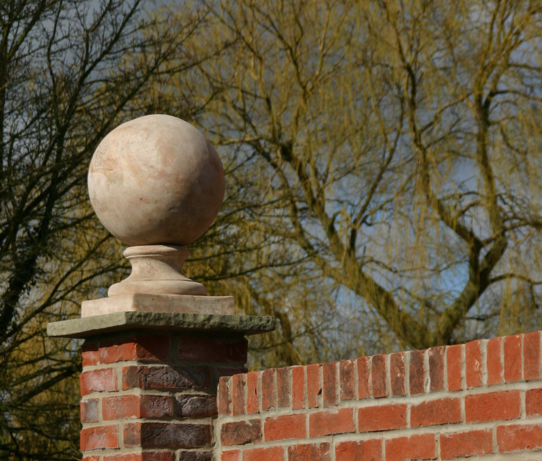 Sphère en terre cuite